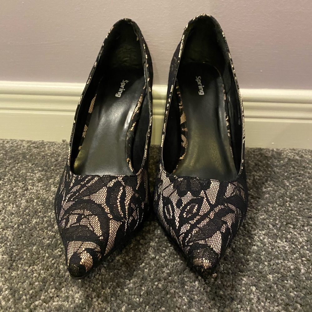 Black lace overlay pumps - Picture 3 of 5
